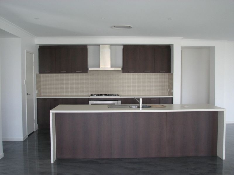 8 Beerwah Street, Pacific Pines QLD 4211