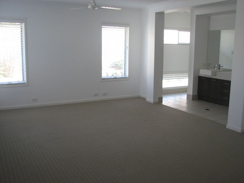 8 Beerwah Street, Pacific Pines QLD 4211