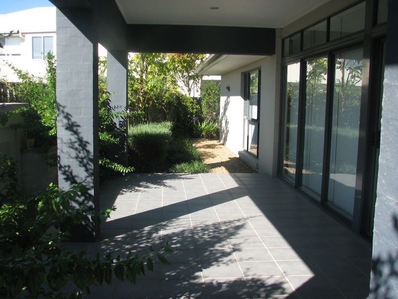 8 Beerwah Street, Pacific Pines QLD 4211