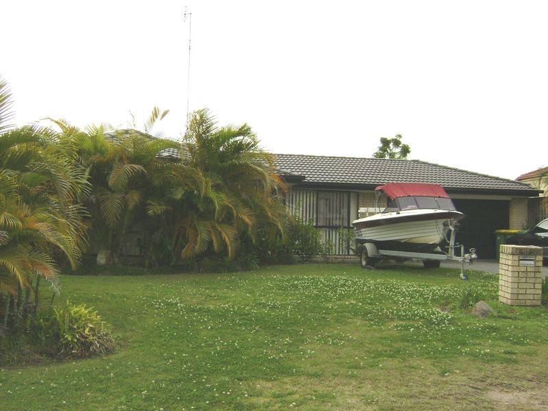 2 York Court, Pacific Pines QLD 4211