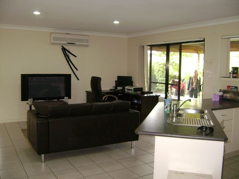 2 York Court, Pacific Pines QLD 4211