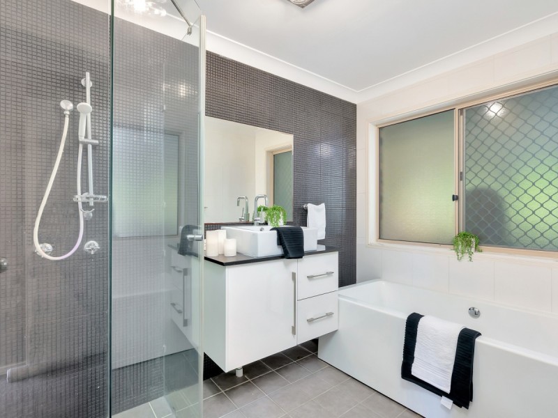 19 Polynesia Avenue, Pacific Pines QLD 4211