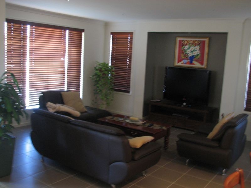 11 Yamba Street, Pacific Pines QLD 4211