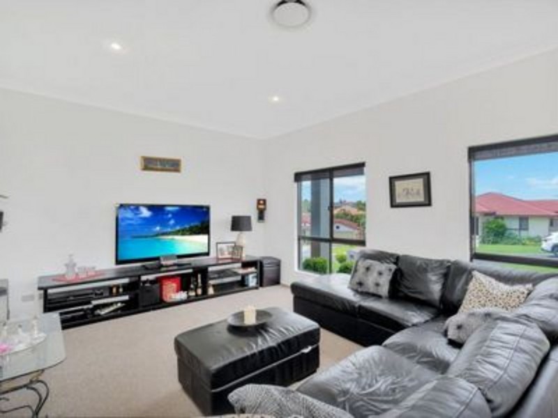 39 Maltravers Drive, Arundel QLD 4214