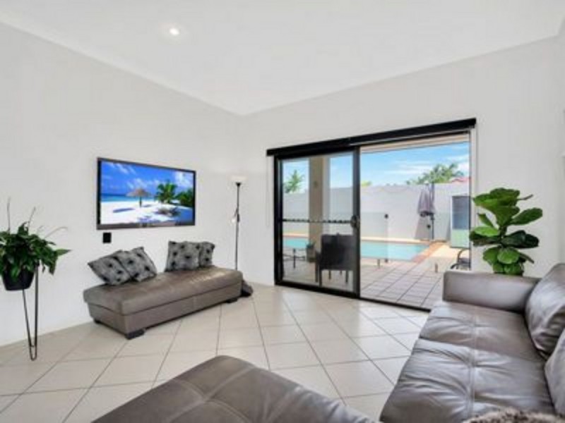 39 Maltravers Drive, Arundel QLD 4214