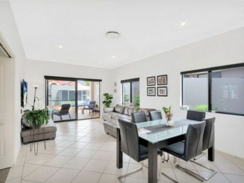 39 Maltravers Drive, Arundel QLD 4214