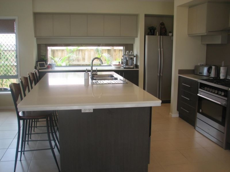 48 Fletcher Crescent, Pacific Pines QLD 4211