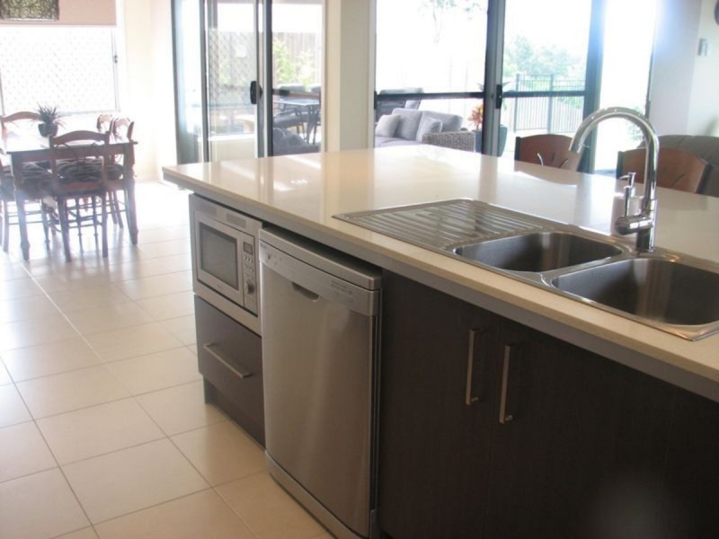 48 Fletcher Crescent, Pacific Pines QLD 4211