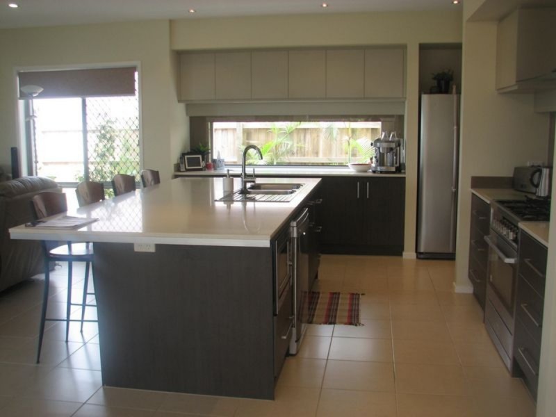 48 Fletcher Crescent, Pacific Pines QLD 4211