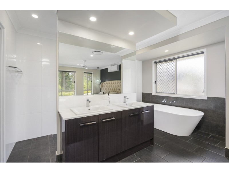 17 Hoop Pine Circuit, Maudsland QLD 4210