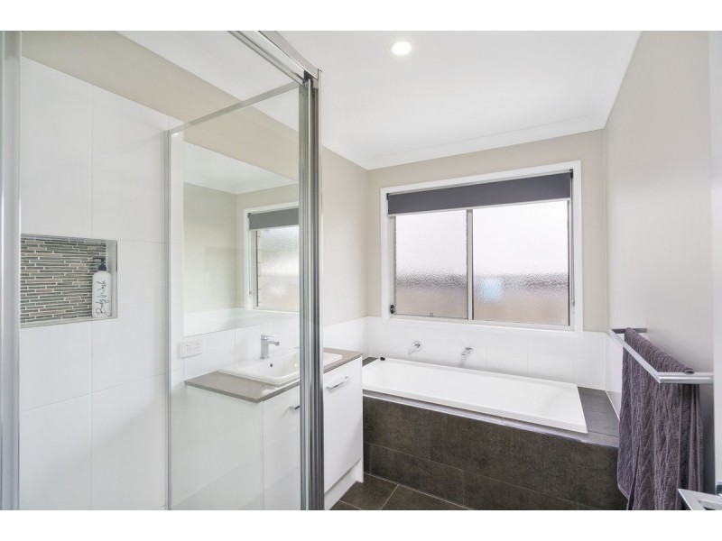 17 Hoop Pine Circuit, Maudsland QLD 4210