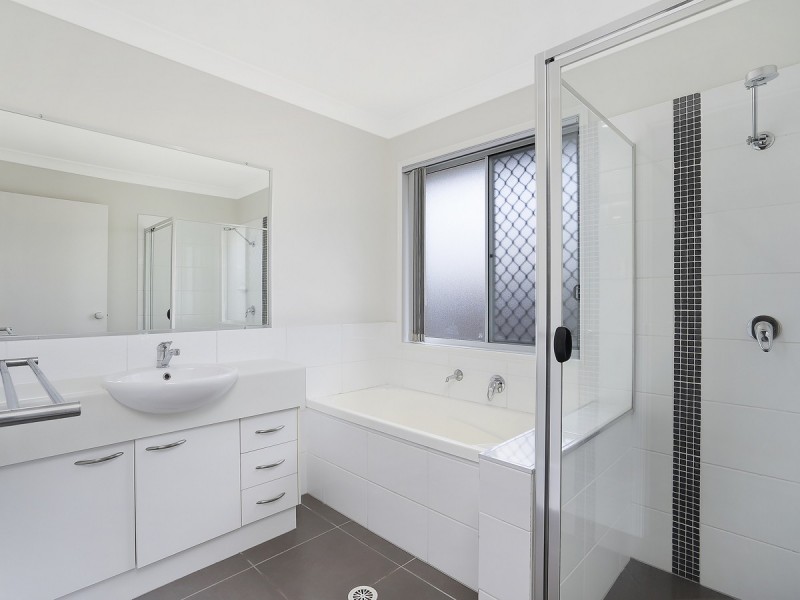 12 Aspect Place, Pacific Pines QLD 4211