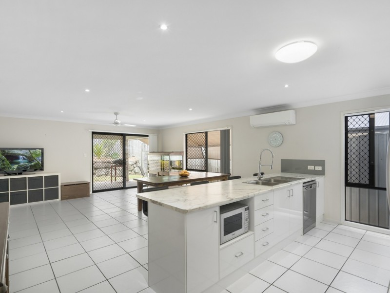 9 Hawkesbury Avenue, Pacific Pines QLD 4211