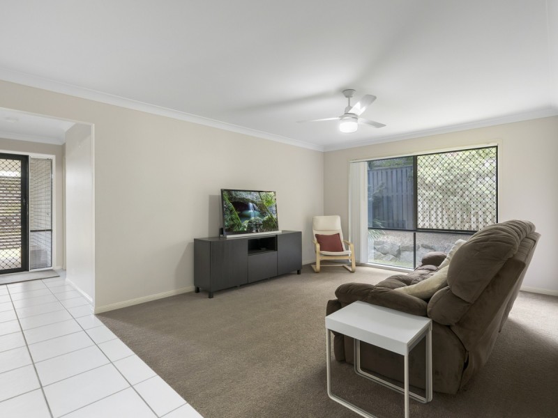 9 Hawkesbury Avenue, Pacific Pines QLD 4211