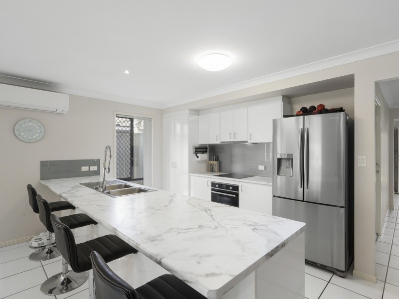 9 Hawkesbury Avenue, Pacific Pines QLD 4211