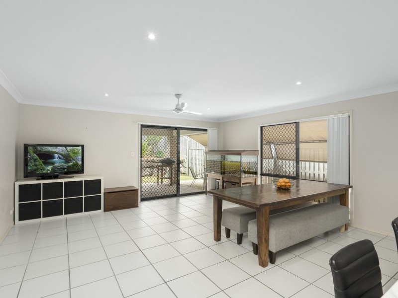 9 Hawkesbury Avenue, Pacific Pines QLD 4211