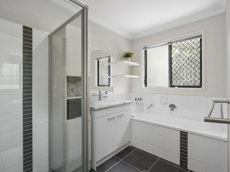 9 Hawkesbury Avenue, Pacific Pines QLD 4211