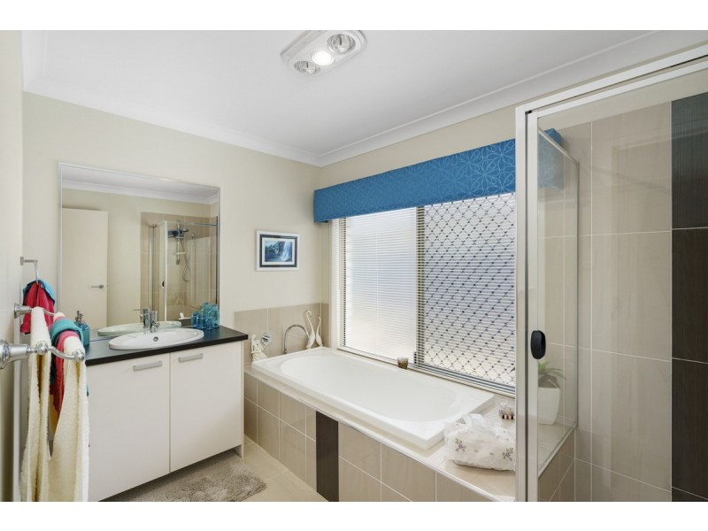 72 Hawkesbury Avenue, Pacific Pines QLD 4211