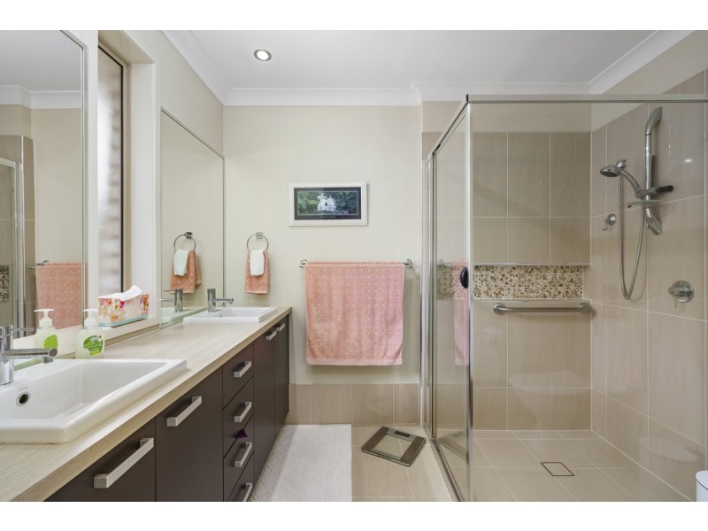 72 Hawkesbury Avenue, Pacific Pines QLD 4211