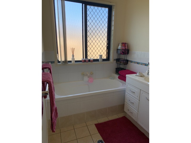 4 Cobbler Place, Pacific Pines QLD 4211