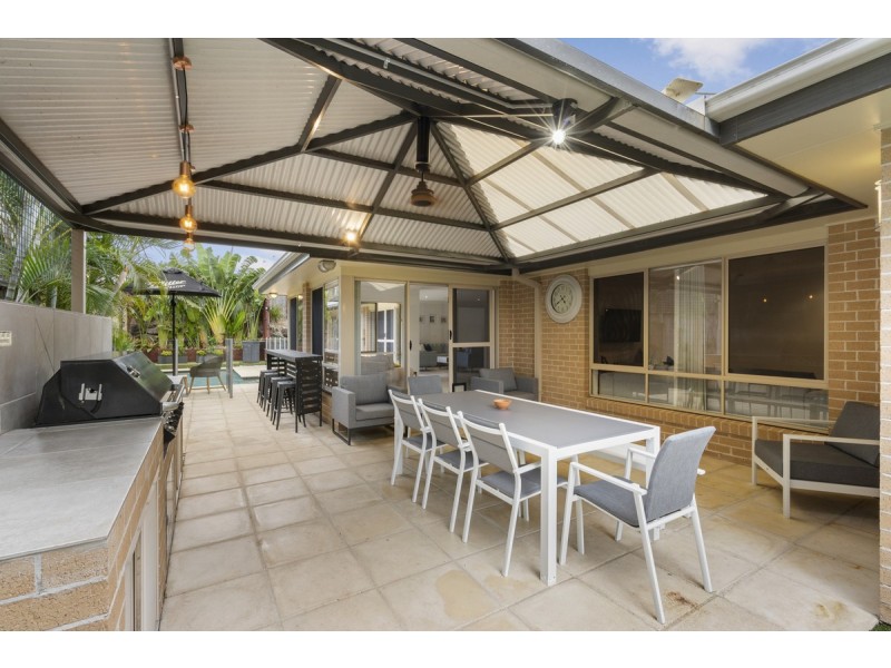8 Arragan Court, Pacific Pines QLD 4211