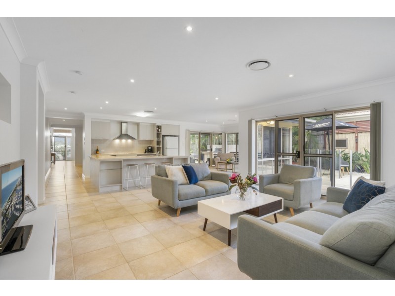 8 Arragan Court, Pacific Pines QLD 4211
