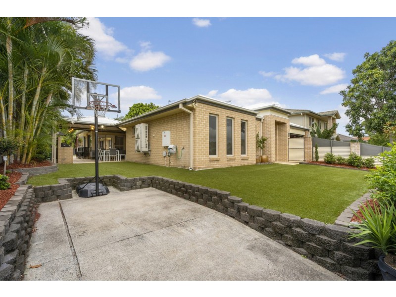 8 Arragan Court, Pacific Pines QLD 4211