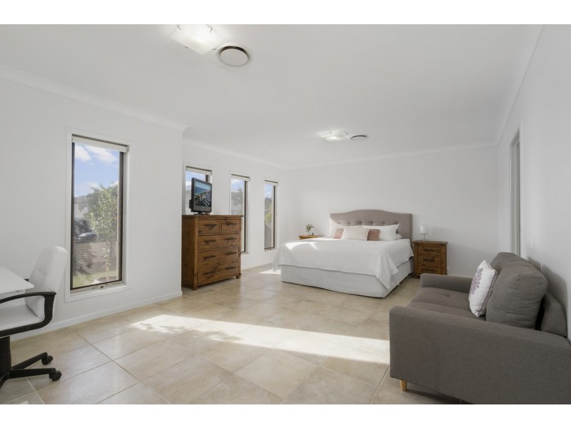 8 Arragan Court, Pacific Pines QLD 4211