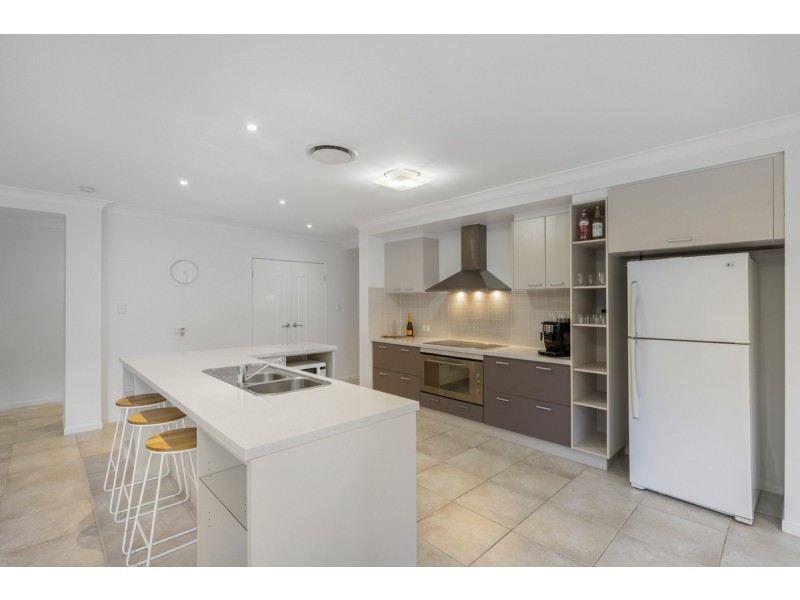 8 Arragan Court, Pacific Pines QLD 4211