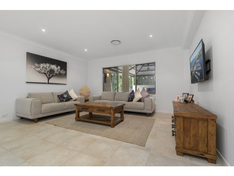 8 Arragan Court, Pacific Pines QLD 4211