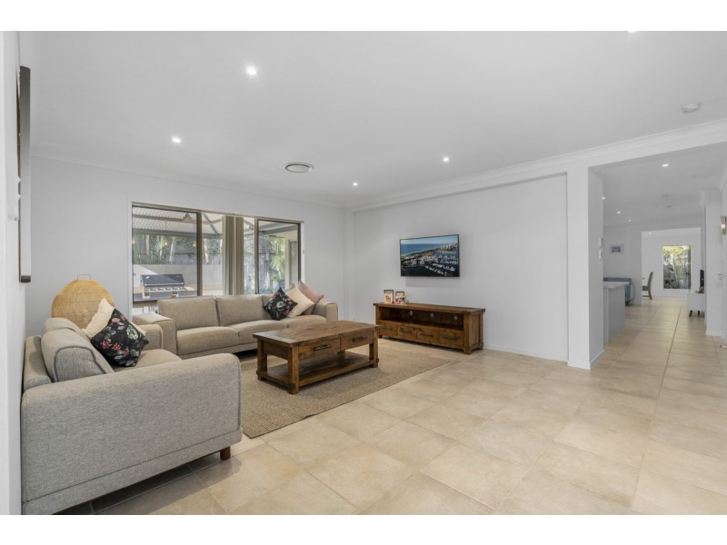 8 Arragan Court, Pacific Pines QLD 4211