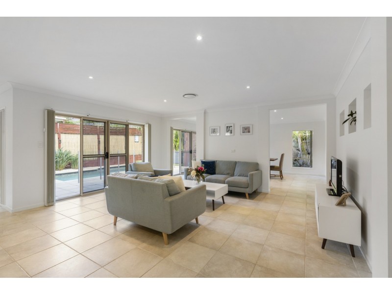 8 Arragan Court, Pacific Pines QLD 4211