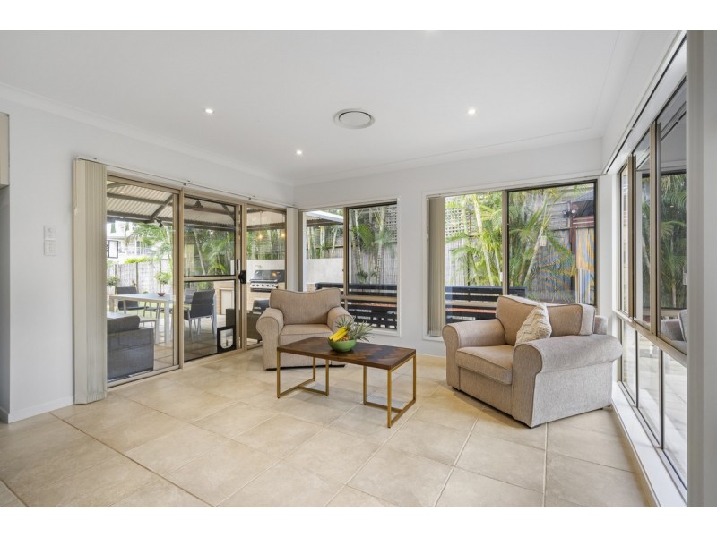 8 Arragan Court, Pacific Pines QLD 4211