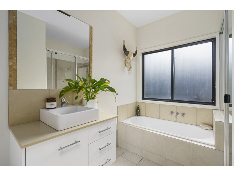 18 McGuire Court, Maudsland QLD 4210