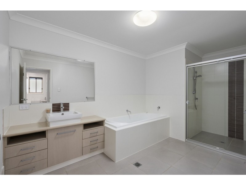 31 Yamba Street, Pacific Pines QLD 4211