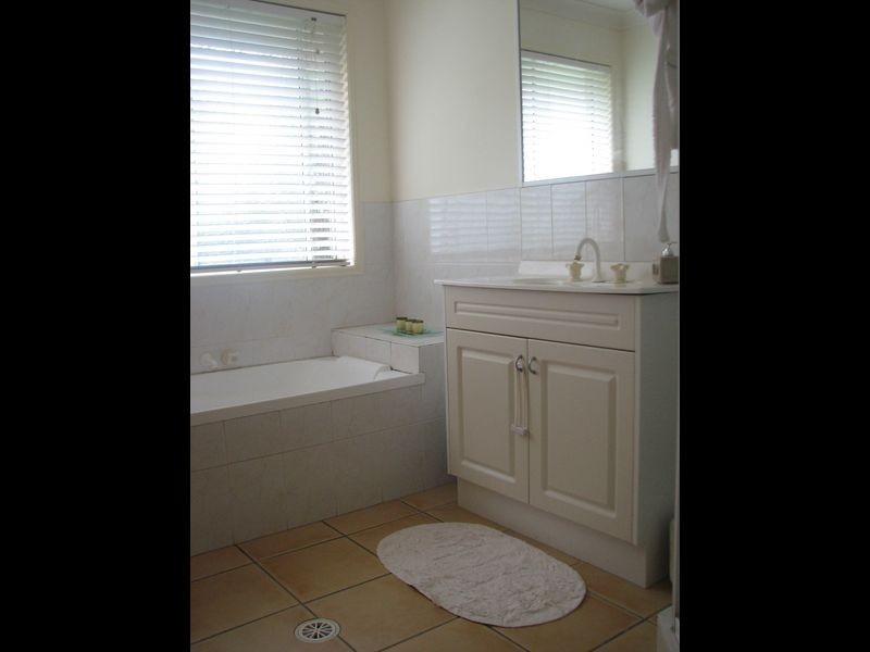 18 Bonin Close, Pacific Pines QLD 4211