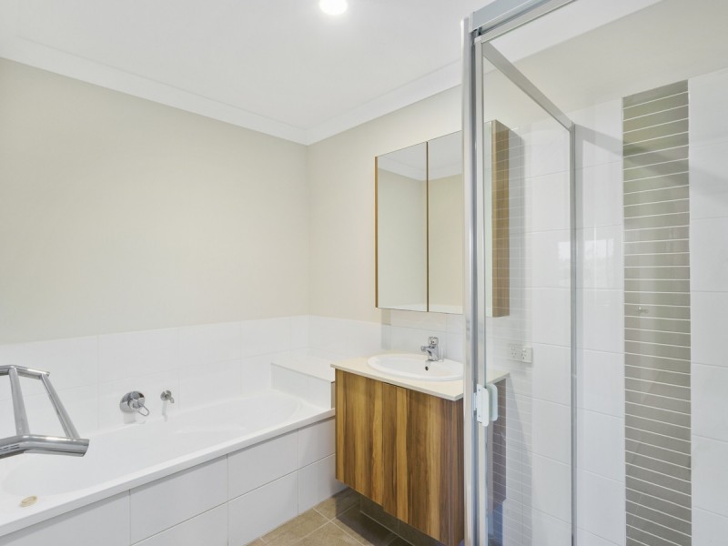 18 Hadrian Crescent, Pacific Pines QLD 4211