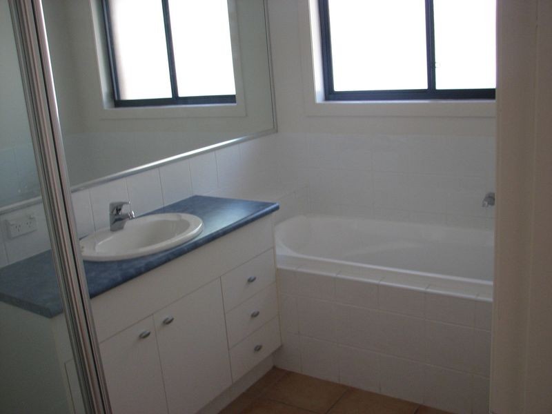 3 Huxley Court, Pacific Pines QLD 4211