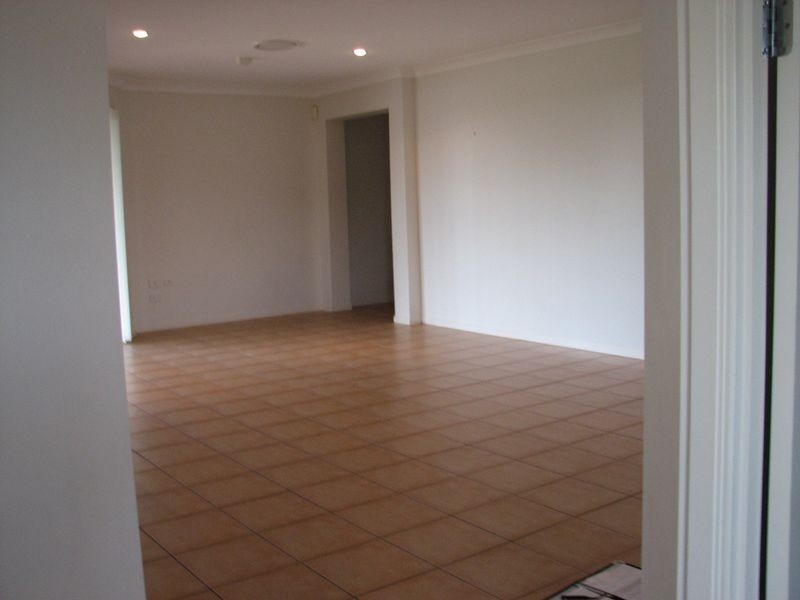 3 Huxley Court, Pacific Pines QLD 4211