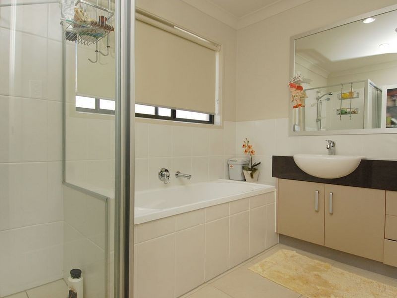 16 McGuire Court, Pacific Pines QLD 4211