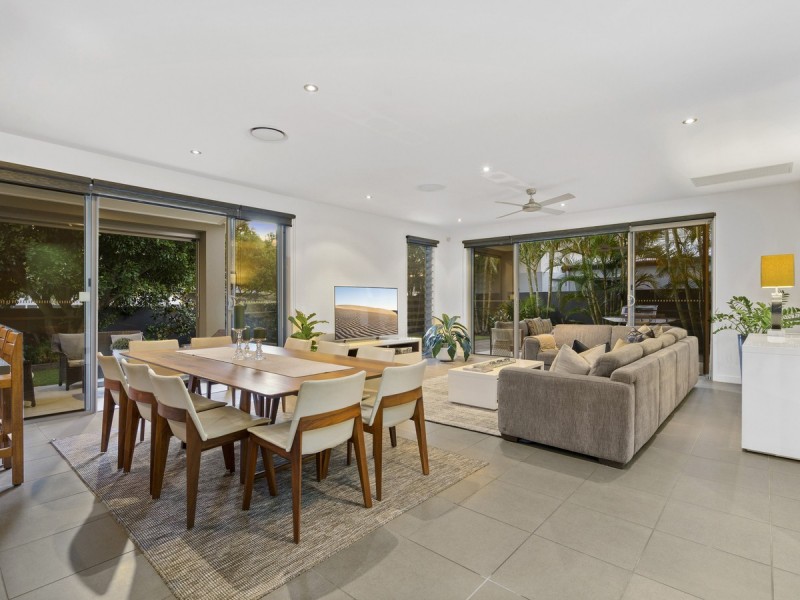 2 Ruthenium Court, Hope Island QLD 4212
