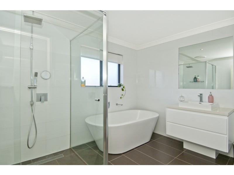 1650 Riverdale Drive, Hope Island QLD 4212