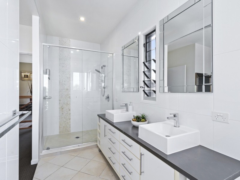 1/3 Nankeen Avenue, Paradise Point QLD 4216