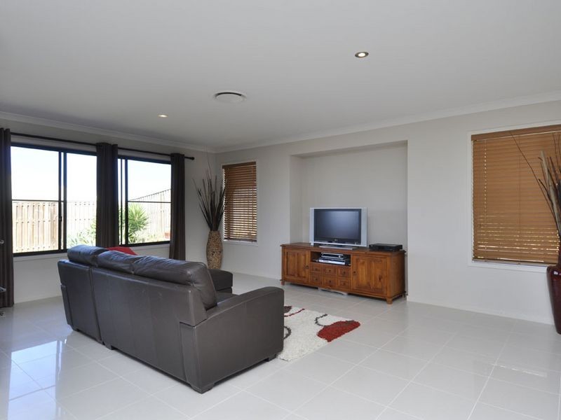35 Harmsworth Road, Pacific Pines QLD 4211