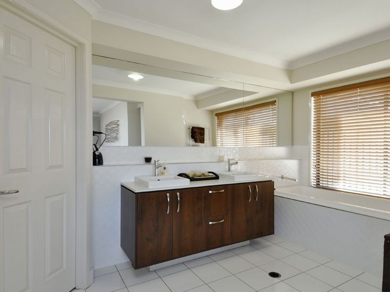 35 Harmsworth Road, Pacific Pines QLD 4211