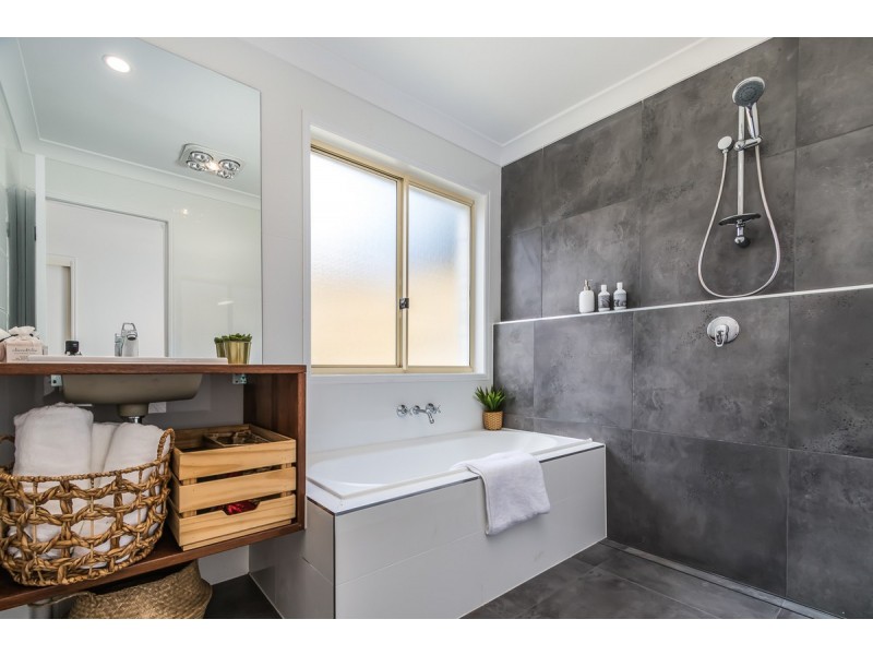 22 Nandi Terrace, Pacific Pines QLD 4211