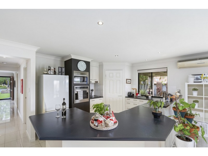 8 Rimatara Rise, Pacific Pines QLD 4211