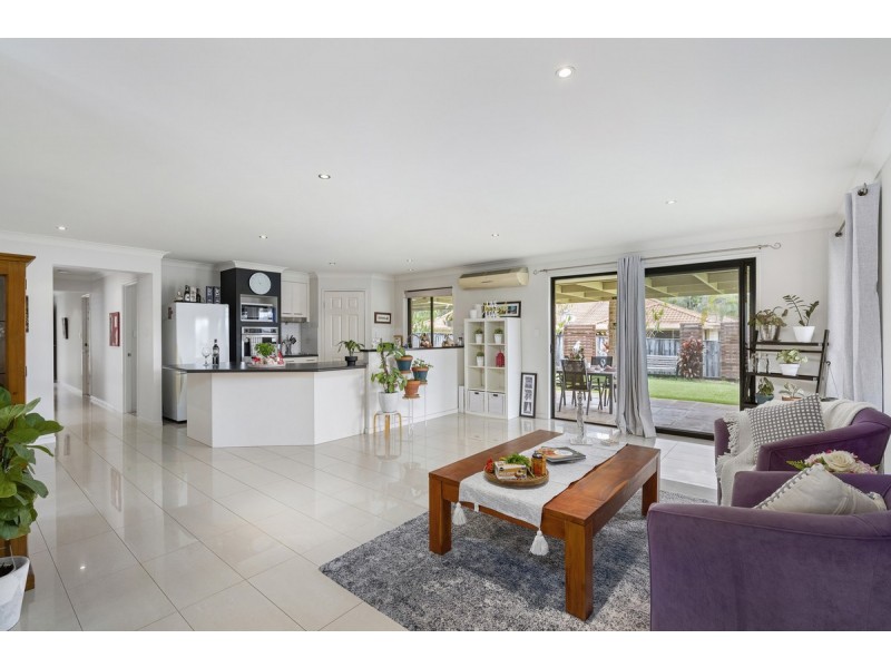 8 Rimatara Rise, Pacific Pines QLD 4211