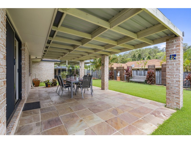 8 Rimatara Rise, Pacific Pines QLD 4211