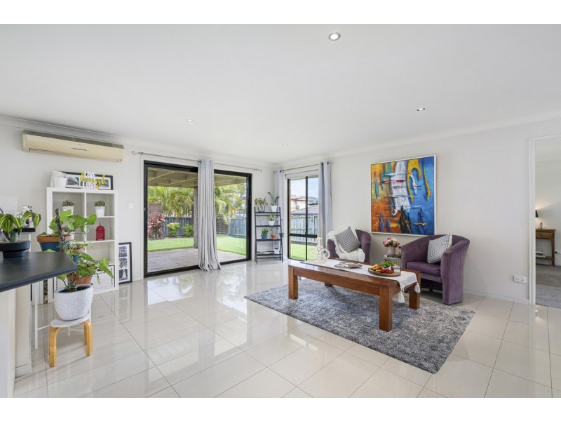 8 Rimatara Rise, Pacific Pines QLD 4211